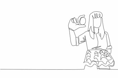 Kadın çiftçinin çizdiği tek çizgi tavuk yumurtası toplama anını gösteriyor. Hayvan yeminin en iyi kalitesini sağlayın. Protein. Ulusal Kümes Hayvanları Günü. Devamlı çizgi tasarımı grafik çizimi