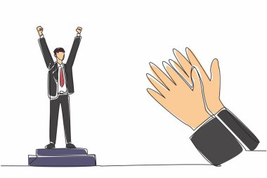 Tek sıra halinde takım elbiseli ve kravatlı adam podyumda dikiliyor. Başarının doruk noktası. Sıkı çalışmanın doruk noktası. Bağlılık. Çalışan Takdir Günü. Devamlı çizgi tasarımı grafik çizimi