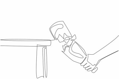 Bir sıra bira şişesi çizimi masanın ucunda paramparça olana kadar kırılmıştı. Dur ve alkol kampanyasına hayır de. Kuru Ocak