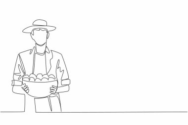 Tek sıra halinde domates dolu bir kap taşıyan şapkalı bir adam çiziyor. Tatmin edici bir hasat getiriyorlar. Domates çiftçisi. Vitamin. Taze domates günü. Bir çizgi tasarımı vektör illüstrasyonu