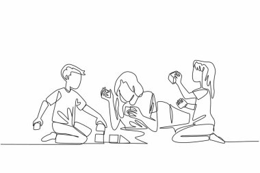 Tek sıra halinde anne yerde yatıyor ve kızıyla oğluyla yapı taşı oynuyor. Önemsemeye odaklan. Neşeli. Ulusal Bekar Ebeveynler Günü. Bir çizgi tasarımı vektör illüstrasyonu