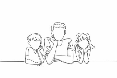 Sürekli bir çizgi halinde, baba yere uzanmış çenesini tutarak oğlu ve kızı tarafından kuşatılmıştı. Rahatlayın ve birlikte şakalaşın. Ulusal Bekar Ebeveynler Günü. Tek çizgi çizimi tasarım vektör çizimi