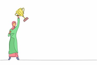 Kollarını havaya kaldırmış ödül taşıyan Arap iş kadını çizmeye devam ediyor. Kadın iş ödülünü kutluyor. Kazanan, hedefe ulaşma konsepti. Tek çizgi çizme tasarım vektörü