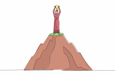 Yüksek dağın tepesinde elinde kupa tutan Arap iş kadını çizmeye devam ediyor. Başarı, hedef, başarı ve meydan okuma konsepti. Tek çizgi çizimi tasarım vektörü grafik çizimi