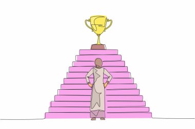 Aralıksız tek sıra halinde, üzerinde kupa olan Arap bir iş kadını merdivenin önünde dikiliyor. Başarıya giden yol, hedef, iş vizyonu. Tek çizgi çizimi tasarım vektörü grafik çizimi