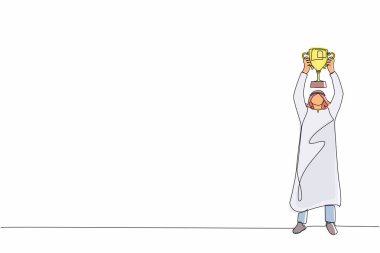 Arap işadamı ayakta duran ve kupayı kaldıran tek sıra. Kariyer amacı. Zafer işareti ya da sembol. Kazanan poz. Başarı, hedef, başarı konsepti. Bir çizgi çizimi grafik tasarım vektörü