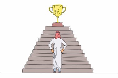 Tek sıra halinde, üzerinde kupa kupası olan Arap bir işadamı merdivenin önünde dikiliyor. Başarıya giden yol, hedef, iş vizyonu. Aralıksız çizgi çizimi tasarım grafik vektör çizimi