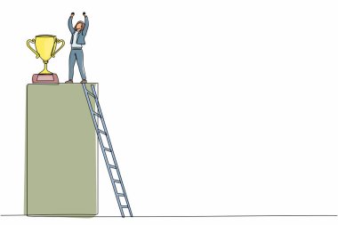 Tek sıra halinde işkadını kupa kazanmak için merdivene tırmanıyor ve kolları havada duruyor. Kadın iş ödülünü kutluyor. Aralıksız çizgi çizimi tasarım grafik vektör çizimi