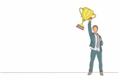 Kolları havada ayakta duran kupa sahibi işadamını çeken tek sıra. Adam iş ödülünü kutluyor. Kazanan ve hedefe ulaşan konsept. Bir çizgi çizimi grafik tasarım vektörü