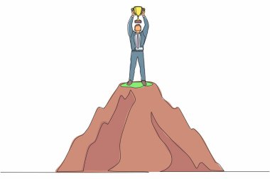 Tek sıra halinde, mutlu bir işadamı yüksek dağın tepesinde kupa tutuyordu. Başarı, hedef, başarı ve meydan okuma konsepti. Aralıksız çizgi çizimi tasarım grafik vektör çizimi