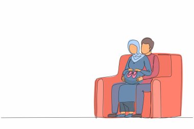 Tek sıra halinde, elinde bebek ayakkabısı olan Arap hamile kadın ve kocasını evdeki kanepede çiziyor. Hamile kadın ve kocası ellerinde bebek ayakkabıları ve sarılıyorlar. Devamlı çizgi çizim tasarım vektörü