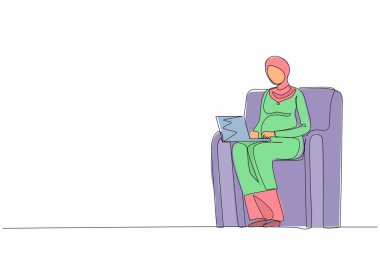 Hamilelik izni sırasında evde koltukta oturan sağlıklı Arap hamile kadını doğum yapmadan önce dizüstü bilgisayarı üzerinde çalışırken çizmeye devam ediyor. Tek çizgi tasarım vektör çizimi