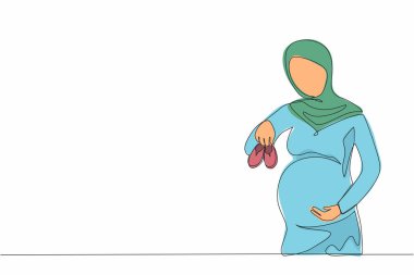 Hamile bir kadının karnında doğmamış bebek için küçük ayakkabılar çizen tek bir çizgi. Arap hamile bir kadın kucağında bebek ayakkabıları, yatak odasında dinleniyor. Devamlı çizgi çizimi grafik vektörü