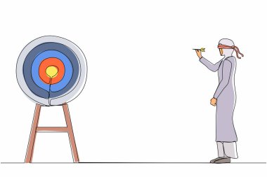 Aralıksız tek sıra halinde Arap iş kadını gözlerini bağlayıp dart hedefini vuruyor. Hedefi dartla vurmaya çalışan gözleri bağlı genç bir bayan. Tek çizgi çizimi tasarım vektörü grafik çizimi
