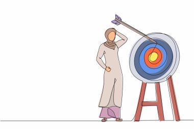 Aralıksız bir çizgi, hedefi ıskalayan Arap iş kadını okunu çekiyor. Okçuluk hedefi başarısız oldu. İş sorunu metaforu. Tek çizgi çizimi tasarım vektörü grafik çizimi