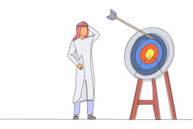 Hedefi ıskalayan Arap işadamı okunun sürekli bir çizgisi. Okçuluk hedefi başarısız oldu. İş sorunu metaforu. Tek çizgi çizimi tasarım vektörü grafik çizimi