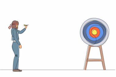 Tek sıra halinde güzel bir iş kadını gözlerini bağlıyor ve dart hedefini vuruyor. Hedefi dartla vurmaya çalışan gözü bağlı bir iş kadını. Aralıksız çizgi çizimi tasarım grafik vektör çizimi