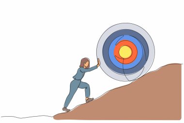 Tek sıra halinde iş kadını, büyük hedefi dağa doğru itiyor. Maaşlı kadın dev hedefi yukarı itiyor. Çok zor. Çok büyük bir hedef zor olabilir. Devamlı çizgi tasarım grafik vektörü