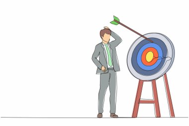 Genç ve hırslı iş adamının hedefi ıskaladığı bir çizgi devam ediyor. Okçuluk hedefi başarısız oldu. İş sorunu metaforu. Tek çizgi çizimi tasarım vektörü grafik çizimi