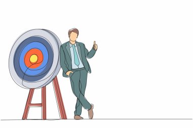 Tek sıra halinde işadamı ya da yönetici ayakta duruyor ya da parmağını kaldırarak hedefe doğru eğiliyor. Ok hedefi tam olarak vurdu. Modern sürekli çizgi çizimi tasarım grafik vektör çizimi
