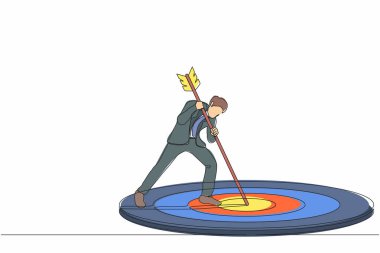 Tek sıra, odaklanmış pazarlama hedef stratejisi, işadamı Mark 'ı ok ile hedef alıyor. Oku tutan adam, hedefi yerde vurdu. Amaçlara ulaşmak. Devamlı çizgi çizimi tasarım vektörü illüstrasyonu