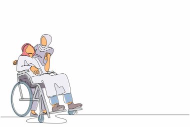 Sürekli bir çizgi, tekerlekli sandalyede oturan engelli kocayı kucaklayan Arap bir kadın çiziyor. Çift birbirine sevgiyle bakıyor. Engelli bir adamın elini tutan kadın. Tek çizgi tasarım vektörü grafiği