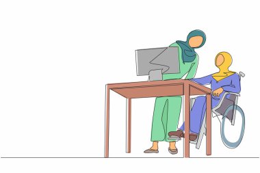 Tekerlekli sandalyedeki engelli Arap kadını çizen tek sıra masa ve bilgisayarın arkasındaki ofiste çalışıyor. Meslektaşımla iletişim ve etkileşim. Devamlı çizgi çizimi tasarım vektörü illüstrasyonu