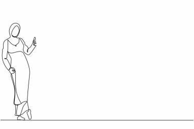 Tek sıra halinde tesettüre bürünmüş Arap iş kadını başparmak işareti gösteriyor ve duvara yaslanıyor. Anlaştık, kabul, kabul, kabul. Bir çizgi çizimi grafik tasarım vektörü