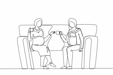 Tek sıra halinde iki Arap hamile kız koltukta oturuyor. Çay içerler, konuşurlar, sırlarını paylaşırlar. Arkadaşlar, komşular. Sıcak içecekle sıcak bir akşam. Bir çizgi çizimi grafik tasarım vektörü