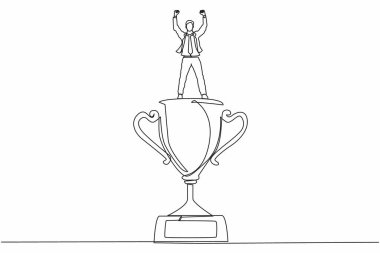 Sürekli bir çizgi halinde işadamı elini kaldırdı ve ödülün üzerinde durdu. Adam iş ödülünü kutluyor. Başarının iş metaforu, takdir. Tek çizgi çizimi tasarım vektörü grafiği