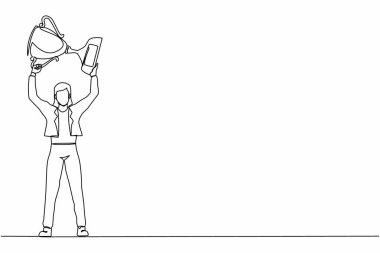Tek sıra halinde ayakta duran ve kupayı kaldıran iş kadını. Kariyer hedefi ikonu. Zafer işareti ya da sembol. Kazanan poz. Başarı, hedef, başarı konsepti. Bir çizgi çizimi grafik tasarım vektörü