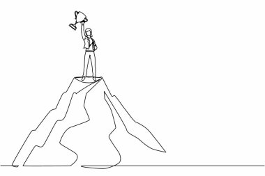 Tek sıra halinde başarılı olun. Dağın tepesindeki iş kadını elini kaldırarak kupayı tutuyor. Kazanan, mutluluk, hedefe ulaşmak. Devamlı çizgi tasarımı grafik vektör illüstrasyonu