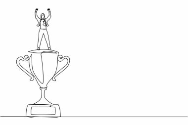 Tek sıra halinde iş kadını elini kaldırdı ve ödülün üzerinde durdu. Kadın iş ödülünü kutluyor. Başarının iş metaforu, takdir. Devamlı çizgi tasarım grafik vektörü