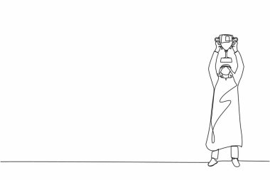 Arap işadamı ayakta duran ve kupayı kaldıran tek sıra. Kariyer amacı. Zafer işareti ya da sembol. Kazanan poz. Başarı, hedef, başarı konsepti. Bir çizgi çizimi grafik tasarım vektörü