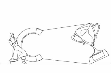 Tek sıra halinde, Arap iş kadını büyük bir mıknatıs ile büyük ödülü çekiyor. Zafer işareti. Başarı, başarı, iş hedefleri konsepti. Aralıksız çizgi çizimi tasarım grafik vektör çizimi