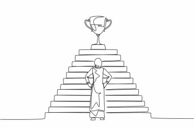 Aralıksız tek sıra halinde, üzerinde kupa olan Arap bir iş kadını merdivenin önünde dikiliyor. Başarıya giden yol, hedef, iş vizyonu. Tek çizgi çizimi tasarım vektörü grafik çizimi