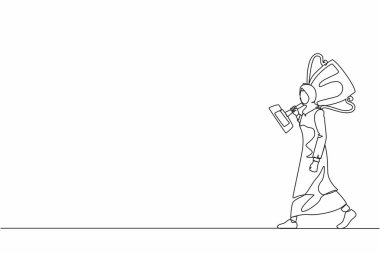 Aralıksız bir çizgide, Arap iş kadını zaferin sembolü olarak büyük kupa taşıyor. İş konsepti başarı ve rekabet. Tek çizgi çizimi tasarım vektörü grafik çizimi