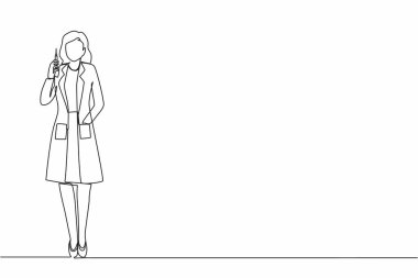 Tek sıra halinde elinde şırınga tutan kadın doktor. Doktor koruyucu maske takıyor ve elinde şırınga tutan eldivenler var. Devamlı çizgi tasarımı grafik vektör illüstrasyonu