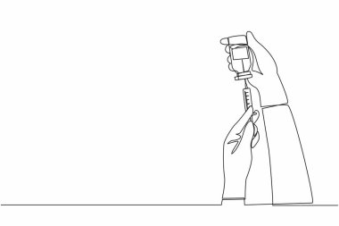 Tek sıra halinde Coronavirus aşısı. Doktor, hemşire, bilim adamı ampul ve şırınga tutuyor. Covid-19 için ilaç içeren bir şişe ve ampul. Bir çizgi çizimi tasarım vektörü illüstrasyonu