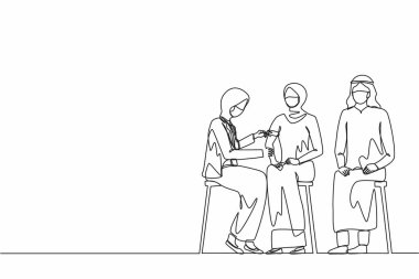 Klinikte maske takan kadın doktorların sürekli bir çizgisi Arap kadınlarına koronavirüs aşısı yapıyor. Dokunulmazlık, aşı, covid-19 aşısı. Tek çizgi çizimi tasarım vektör çizimi