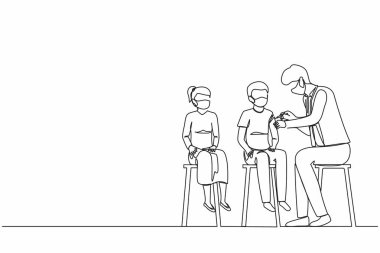 Sürekli çekilen bir çizgi, erkek doktor aşıyı hastaya hastanede veriyor. Doktor, maskeli çocuğa iğne yapmak için şırınga kullanıyor. Coronavirus aşısı. Tek çizgi çizme tasarım vektörü