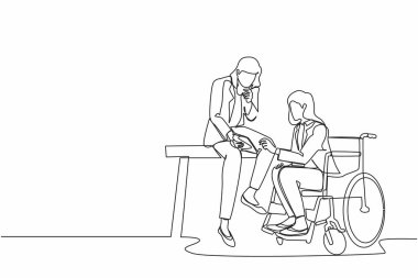 Tekli sandalyede oturan işkadını yöneticiye iş grafiği sunuyor. Modern ofisteki çeşitli iş arkadaşları. Devamlı çizgi çizimi grafik vektörü