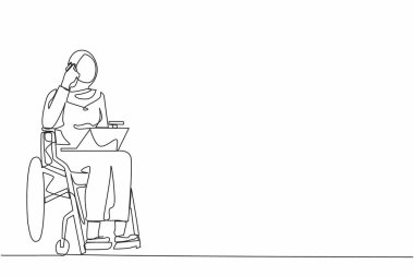 Tekli sandalyede dizüstü bilgisayarla çalışırken telefonla konuşan Arap kadını çizmek. Engelli iş kadını cep telefonuyla müşteriyle konuşuyor. Devamlı çizgi tasarımı grafiği