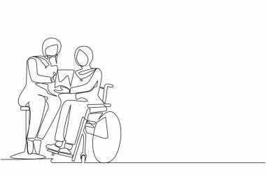 Tekli sandalyedeki engelli Arap kadının doktorla konuşup tıbbi muayenenin sonuçlarını tartışması. Doktor kontrol listesi. Bir çizgi grafik tasarım vektör çizimi