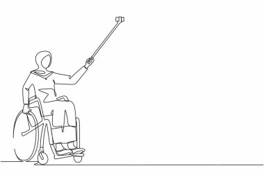Tekerlekli sandalyedeki Arap kadın kullanıcının telefon ve sopayla selfie çekmesi. Toplum ve engelli toplum kavramı. Tek çizgi çizimi tasarım vektörü grafik çizimi