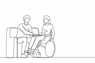 Tekli sıra halinde tekerlekli sandalyedeki engelli kadınla koltukta oturan adamla el ele tutuşan bir çift. Engellilerin rehabilitasyonuna yardım. Bir çizgi grafik tasarım vektörü