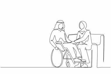 Tekli sıra, tekerlekli sandalyedeki engelli adamla koltukta oturan kadınla el ele tutuşan Arap bir çift. Engellilerin rehabilitasyonuna yardım. Devamlı çizgi tasarım grafik vektörü