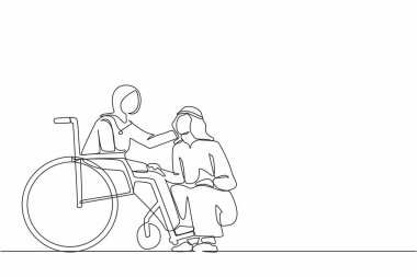 Tekerlekli sandalyedeki kadının yanında diz çöken bir Arap adam çiziyor. Tekerlekli sandalyede oturan engelli bir kadın kocasını avluda tutuyor. Tek çizgi çizimi tasarım grafik vektör çizimi