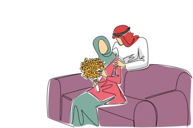 Aralıksız bir çizgi, sevgili kocasının hediyesi olarak elinde bir buket çiçekle kanepede oturan bir Arap kadını çiziyor. Evlilikte mutluluk. - Sürpriz. Tek çizgi çizimi tasarım vektör çizimi