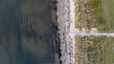 Kuzey Almanya 'daki Glowe plajının insansız hava görüntüsü. Yüksek kalite fotoğraf